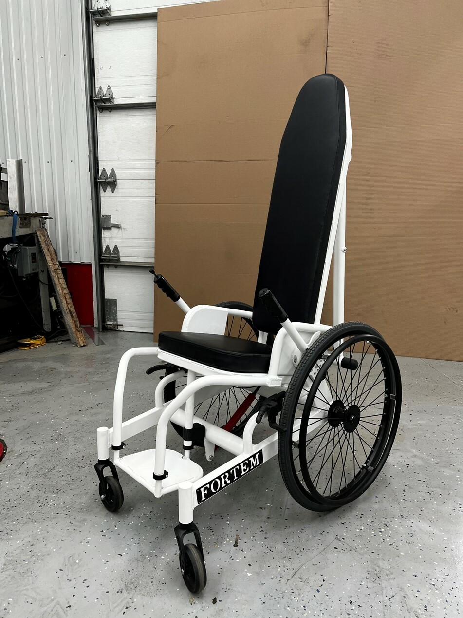 Un fauteuil roulant adapté pour l’entraînement en salle de musculation
