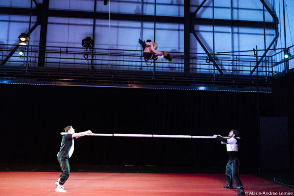 Comprendre les mouvements des acrobates pour fabriquer une planche coréenne  et une barre russe qui sont ergonomiques