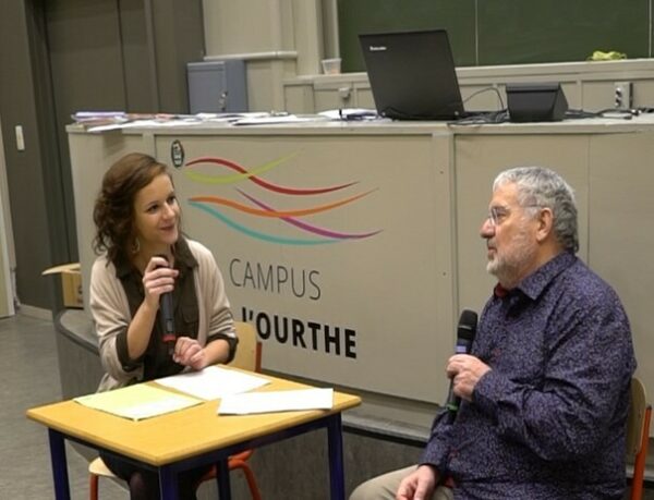 Une étudiante et un patient