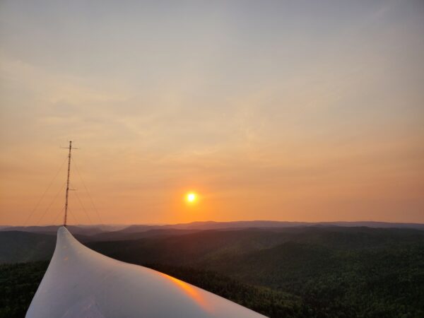 Une éolienne au coucher du soleil