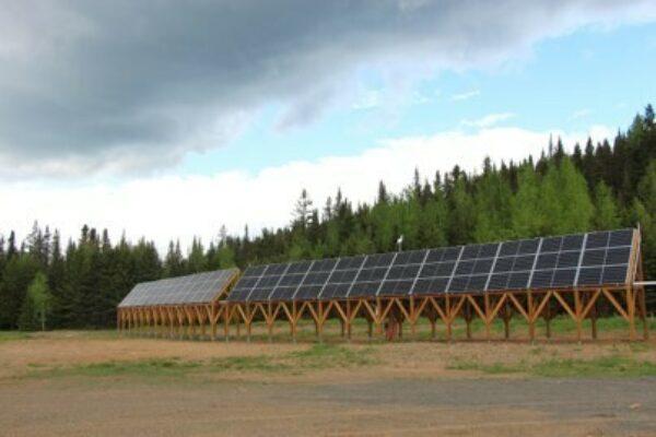 108 panneaux solaires ont été installés au Relais de la Cache. Crédit : Nergica