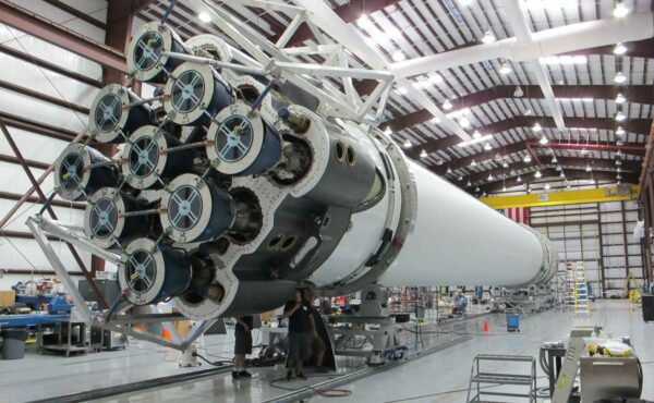 Une fusee dans un hangar illustrant un exemple de projet de recherche scientifique