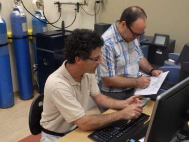 Deux experts du CCTT CDCQ, centre spécialisé dans le développement de composites